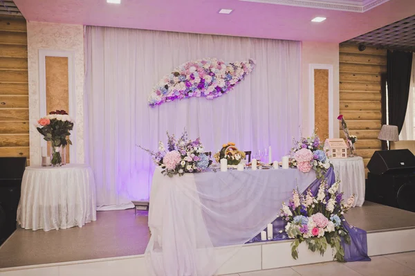 Festive table for the newlyweds in the middle of the room 2468. — Stock Photo, Image