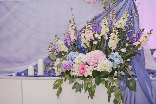 Um grande buquê de flores na borda da mesa festiva 2471 — Fotografia de Stock