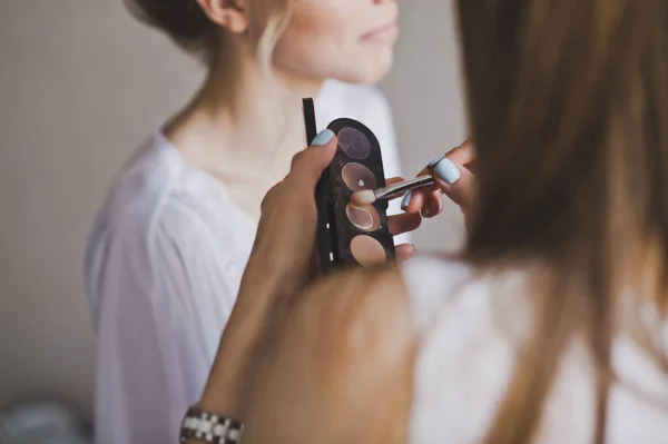 Applicera makeup på en kvinna ansikte 2484. — Stockfoto