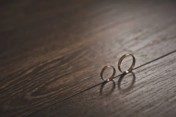 Anéis de casamento rolar para baixo da mesa 2485. — Fotografia de Stock