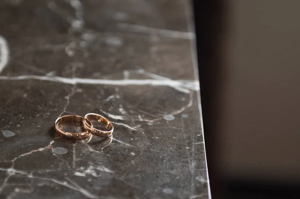 Gold rings on a marble table 2493. — Stock Photo, Image