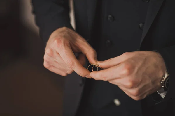 Manos de hombre apoyados uno contra el otro anillos de boda. — Foto de Stock