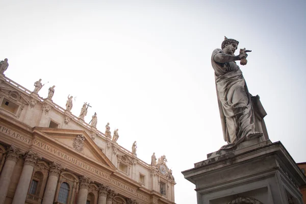 St. Peter's Basilica and sculpture, Rome — Stock Photo, Image