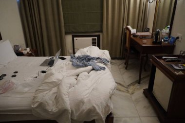Hindistan - 22 Kasım 2019: dağınık oda içi, elektronik aletlerden, mobilyalara ve kıyafetlere kadar pek çok farklı şey. Dağınık, dağınık ergen çocuğun yatak odası. Giysi yığınları, dizüstü bilgisayar vs..