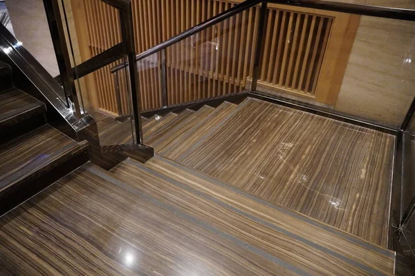 Luxusní schodiště s mramorovými schody a dekorativními a okrasnými železnými a skleněnými zábradlím. Elegantní historické schody v luxusním interiéru uvnitř hotelu. — Stock fotografie
