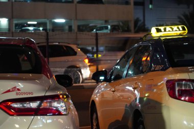 Dubai Uae - Kasım 2019: Dubai taksisi gece bir otoparka park edilmiştir. Dubai 'deki taksinin Rta adında geniş bir taksi sistemi var..