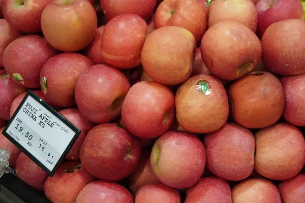 Dubai Emiratos Árabes Unidos - Noviembre 2019: Manojo de manzanas rosadas en cajas en el supermercado. Apple puso a la venta estantes en el supermercado. Manzanas frescas maduras exhibidas maravillosamente . — Foto de Stock