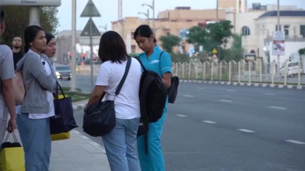 Dubai Uae Prosinec 2019 Skupina Mladých Žen Čeká Tramvaj Autobus — Stock video
