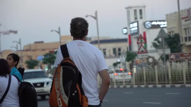 Dubai Uae Prosinec 2019 Shot Traveling Man Backpack One Shoulder — Stock video