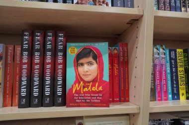 Dubai Uae Aralık 2019 Malala Yousafzai Pakistanlı kadın eğitim aktivisti ve kitapçıdaki en genç Nobel Ödülü sahibi..
