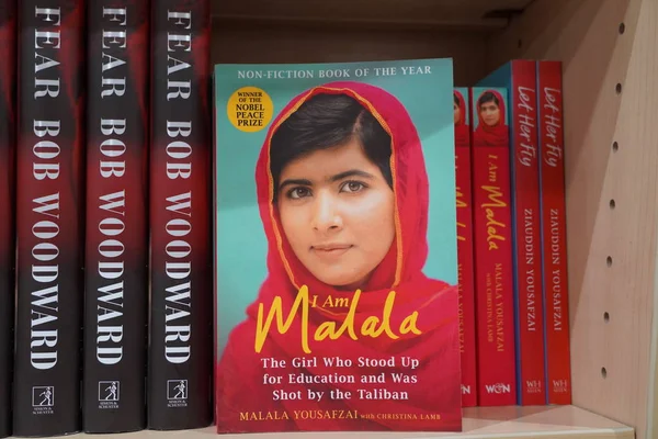 Dubai Uae Aralık 2019 Malala Yousafzai Pakistanlı kadın eğitim aktivisti ve kitapçıdaki en genç Nobel Ödülü sahibi..