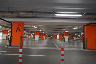 Dubai BAE Aralık 2019 Yeraltı otoparkı neredeyse boş. Ofis binasının bodrumunda boş bir garaj. Bodrumda güçlendirilmiş beton döşeme. Kentsel, endüstriyel geçmiş.