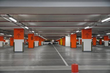 Dubai BAE Aralık 2019 Yeraltı otoparkı neredeyse boş. Ofis binasının bodrumunda boş bir garaj. Bodrumda güçlendirilmiş beton döşeme. Kentsel, endüstriyel geçmiş.