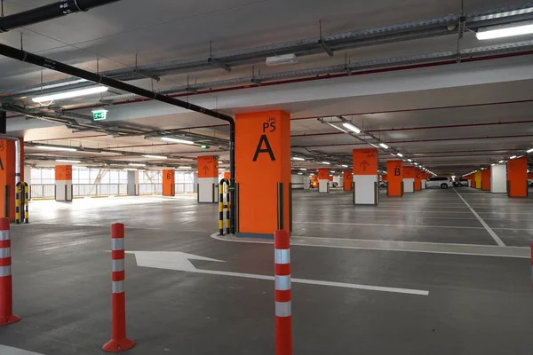 Dubai BAE Aralık 2019 Yeraltı otoparkı neredeyse boş. Ofis binasının bodrumunda boş bir garaj. Bodrumda güçlendirilmiş beton döşeme. Kentsel, endüstriyel geçmiş.