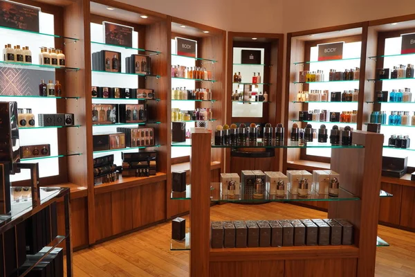 Dubai Uae Aralık 2019 Molton Brown güzellik ürünleri bir alışveriş merkezinde sergilenmektedir. Molton Brown Mağazası. Londra 'da harmanlanmış banyo, vücut ve güzellik ürünleri satıyorlar. Lüks ürün.