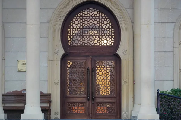 Dubai Emirados Árabes Unidos dezembro 2019 Árabe portas de estilo oriental da mesquita. Fachada de uma mesquita com decoração ornamentada. Arquitetura árabe. Humaid Al Tayer Masjid em Jumeirah. Mesquita mais bonita vista frontal . — Fotografia de Stock