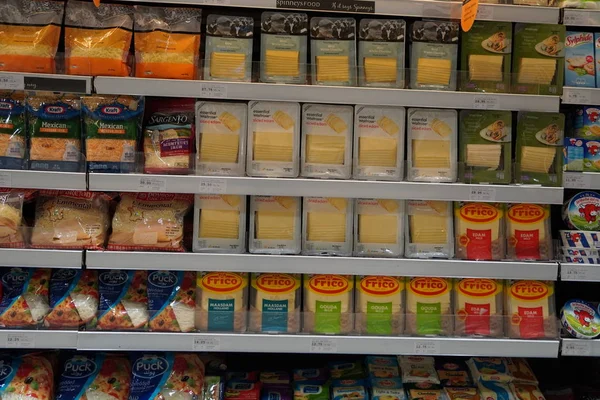 Dubaj SAE prosinec 2019 Různé druhy sýrů v obchodech s potravinami. Police s balenými výrobky, máslem a sýrem na trhu. Čedar, Edam, Mozzarella, Gouda, Blue Cheese. — Stock fotografie