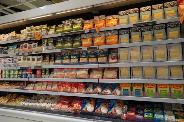Dubai Emirados Árabes Unidos dezembro 2019 Diferentes tipos de queijo em prateleiras em uma mercearia. Prateleira de produtos embalados, manteiga e queijo em um mercado. Cheddar, Edam, Mozzarella, Gouda, Blue Cheese . — Fotografia de Stock