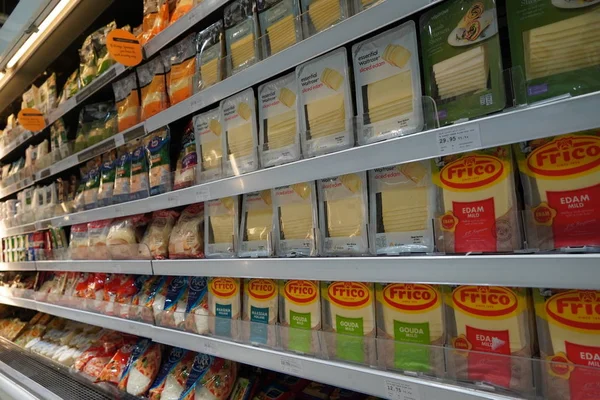 Dubaï EAU Décembre 2019 Différents types de fromage sur les étagères d'une épicerie. Étagère de produits emballés, beurre et fromage sur un marché. Cheddar, Edam, Mozzarella, Gouda, Fromage bleu. — Photo