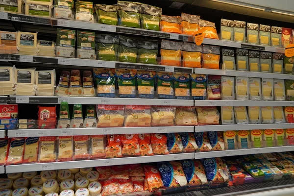 Dubai Emirados Árabes Unidos dezembro 2019 Diferentes tipos de queijo em prateleiras em uma mercearia. Prateleira de produtos embalados, manteiga e queijo em um mercado. Cheddar, Edam, Mozzarella, Gouda, Blue Cheese . — Fotografia de Stock