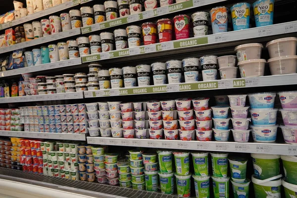 Dubaï EAU Décembre 2019 Variété de yaourt en rayon dans la boutique. Yogourt aux fruits grec, nature, aromatisé. Vue intérieure d'un immense réfrigérateur avec divers aliments et boissons de marque. yaourt et produits laitiers vendus. — Photo