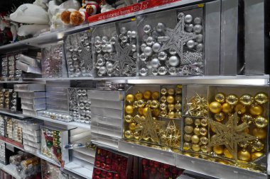 Dubai BAE Aralık 2019 Noel pazarında çok renkli Noel baloları. Mağazada Noel süsleri ve mücevherleri satılıyor. Noel süsleri plastik kutularda satılıyor..