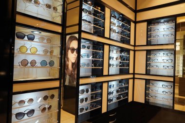 Dubai BAE Aralık 2019 Bir mağazada güneş gözlüğü. Güneş gözlüğü satışı. Prada, Dior, Roberto Cavalli, Ray Ban güneş gözlükleri. Güneş gözlüğü satırlarını kapat.