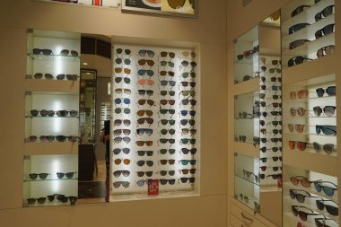 Dubai BAE Aralık 2019 Bir mağazada güneş gözlüğü. Güneş gözlüğü satışı. Prada, Dior, Roberto Cavalli, Ray Ban güneş gözlükleri. Güneş gözlüğü satırlarını kapat.