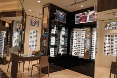 Dubai BAE Aralık 2019 Bir mağazada güneş gözlüğü. Güneş gözlüğü satışı. Prada, Dior, Roberto Cavalli, Ray Ban güneş gözlükleri. Güneş gözlüğü satırlarını kapat.