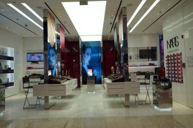Dubai BAE Aralık 2019 Shop NARS lüks kozmetik mağazası. NARS kozmetik ürünleri sergileniyor. Nars markalı kozmetik dükkanının iç manzarası. Bir Nars dükkanının içinde.