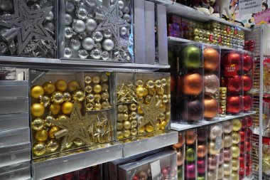 Dubai BAE Aralık 2019 Noel pazarında çok renkli Noel baloları. Mağazada Noel süsleri ve mücevherleri satılıyor. Noel süsleri plastik kutularda satılıyor..