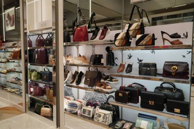 Dubai Uae Aralık 2019 Ayakkabı ve el çantaları bir butik vitrininde. Mağaza raflarında güzel, zarif, renkli kadın ayakkabıları. Kadın ayakkabısı mağazası.