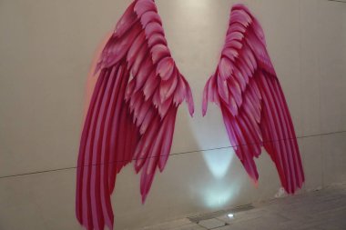 Dubai Uae Aralık 2019 Pembe Kanatlar duvarda. Büyük insan boyunda pembe melek kanatları. Boyanmış duvarlar, grafiti sanatı ve heykeller sokakları süslüyor..