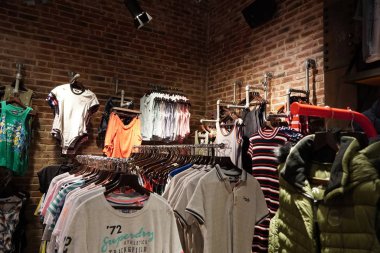 Dubai Uae Aralık 2019 Giyim mağazasında satışa sunuldu. Süper Kuru Giyim Markası perakende mağazasının iç manzarası. İçeriden. Ceketler, ceketler, gömlekler vs..