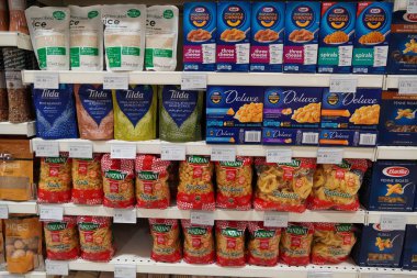 Dubai Uae Aralık 2019 - Süpermarkette raflarda İtalyan makarnası seçimi. Süpermarkette raflı makarna reyonu. Kimse..