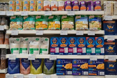 Dubai Uae Aralık 2019 - Süpermarkette raflarda İtalyan makarnası seçimi. Süpermarkette raflı makarna reyonu. Kimse..