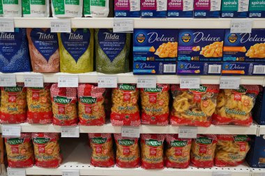 Dubai Uae Aralık 2019 - Süpermarkette raflarda İtalyan makarnası seçimi. Süpermarkette raflı makarna reyonu. Kimse..