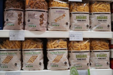 Dubai Uae Aralık 2019 - Süpermarkette raflarda İtalyan makarnası seçimi. Süpermarkette raflı makarna reyonu. Kimse..