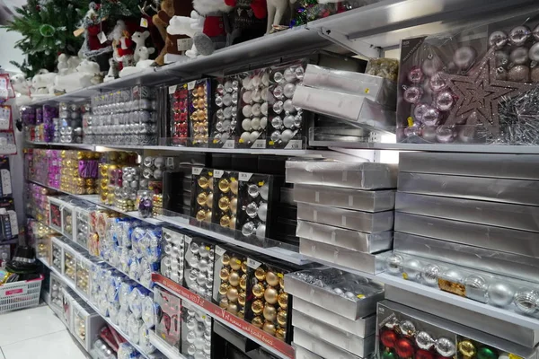 Dubai VAE Dezember 2019 Schöne bunte Weihnachtskugeln auf dem Weihnachtsmarkt. Verkauf von Weihnachtsschmuck und Christbaumkugeln im Geschäft. Weihnachtsschmuck ist in Plastikboxen mit Preisen zu kaufen. — Stockfoto
