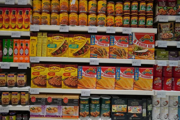 Dubai Uae grudzień 2019 Na półkach supermarketów można kupić pakowany eksponat Taco Shells. Również obecne butelki salsy. twarda skorupa kukurydzy taco powłoki pudełka. — Zdjęcie stockowe