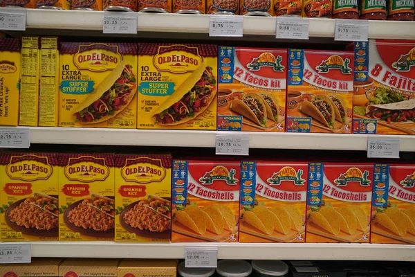 Dubai Uae grudzień 2019 Na półkach supermarketów można kupić pakowany eksponat Taco Shells. Również obecne butelki salsy. twarda skorupa kukurydzy taco powłoki pudełka. — Zdjęcie stockowe