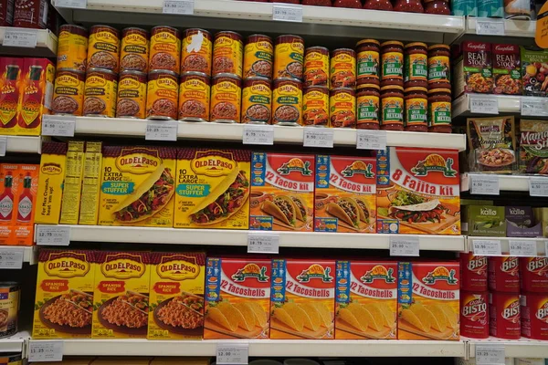 Dubai Uae Dezembro 2019 Assorted a packed of Taco Shells display for sale in the supermarket shelves. Também presentes garrafas de salsa. Caixas de casca dura de milho taco conchas. — Fotografia de Stock