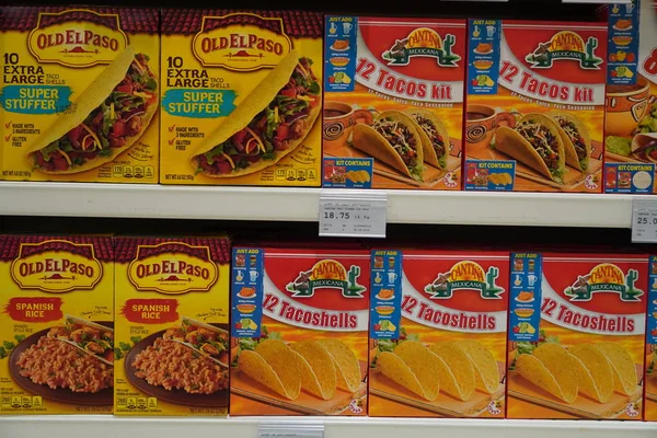 Dubai Uae Dezembro 2019 Assorted a packed of Taco Shells display for sale in the supermarket shelves. Também presentes garrafas de salsa. Caixas de casca dura de milho taco conchas. — Fotografia de Stock