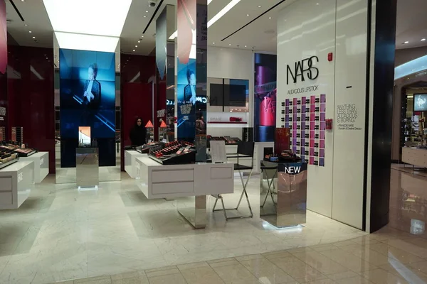 Dubai Emirados Árabes Unidos dezembro 2019 Loja de cosméticos de marca NARS loja de cosméticos de luxo. NARS cosméticos sentar-se em exposição. Vista interior da loja de cosméticos da marca Nars. Dentro de uma loja Nars. — Fotografia de Stock