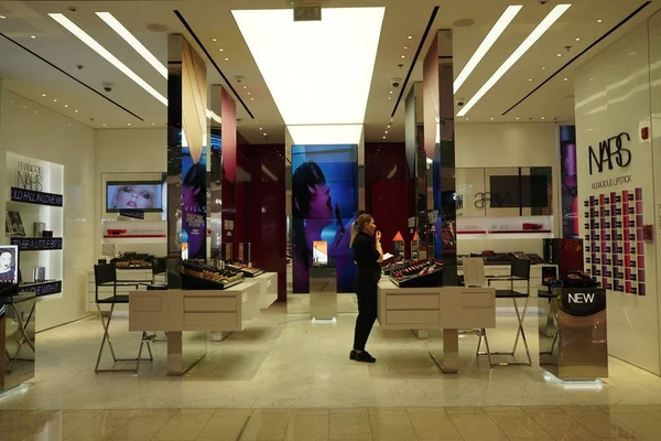 Dubai VAE December 2019 Shop NARS merk cosmetica luxe cosmetica winkel. NARS cosmetica zitten tentoongesteld. Interieur uitzicht van Nars merk cosmetische winkel. In een Nars winkel. — Stockfoto