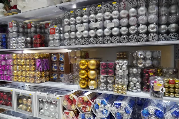 Dubaï EAU Décembre 2019 Belles boules de Noël multicolores au marché de Noël. Vente de décorations de Noël et de boules dans le magasin. Ornements de Noël sont dans des boîtes en plastique avec des prix à acheter. — Photo