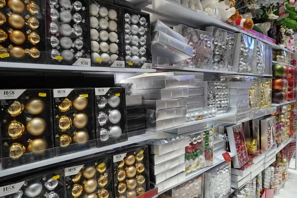 Dubaï EAU Décembre 2019 Belles boules de Noël multicolores au marché de Noël. Vente de décorations de Noël et de boules dans le magasin. Ornements de Noël sont dans des boîtes en plastique avec des prix à acheter. — Photo