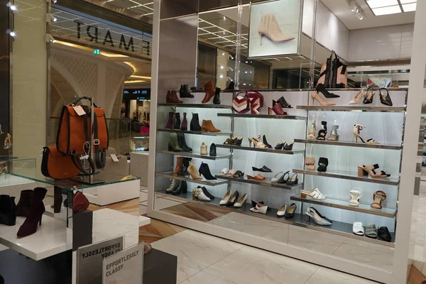 Dubai Emirados Árabes Unidos dezembro 2019 Sapatos e bolsas em uma exibição boutique. Linhas de sapatos femininos bonitos, elegantes e coloridos nas prateleiras das lojas. Loja de sapatos de mulher . — Fotografia de Stock