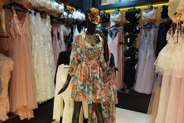 Dubai Emirados Árabes Unidos dezembro 2019 Lingerie loja dentro. Seductive Women Lingerie Exibida para venda em uma loja de boutique. Manequim vestindo roupas femininas. Roupa interior, calcinhas, sutiã, espartilho, cuecas, pijama . — Fotografia de Stock