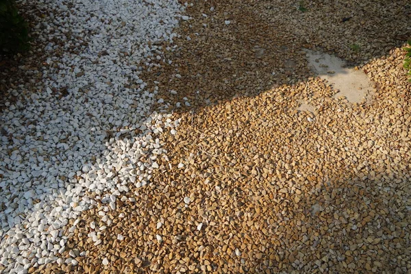 Textura de piedra de guijarro marrón y blanco para fondo. La textura de las piedras de grava marrón. — Foto de Stock